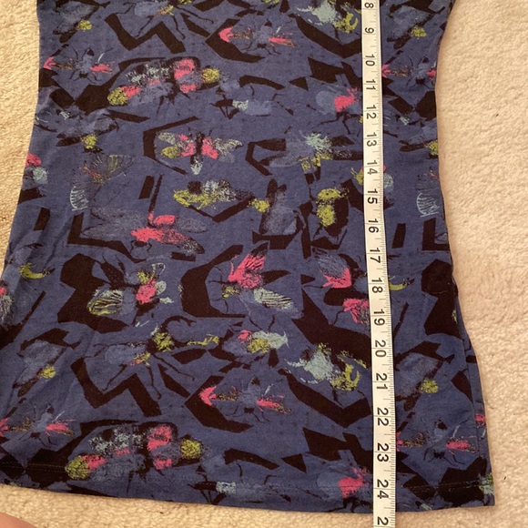 🥭 (4 for $15) Insect Abstract V-Neck - Picture 4 of 8